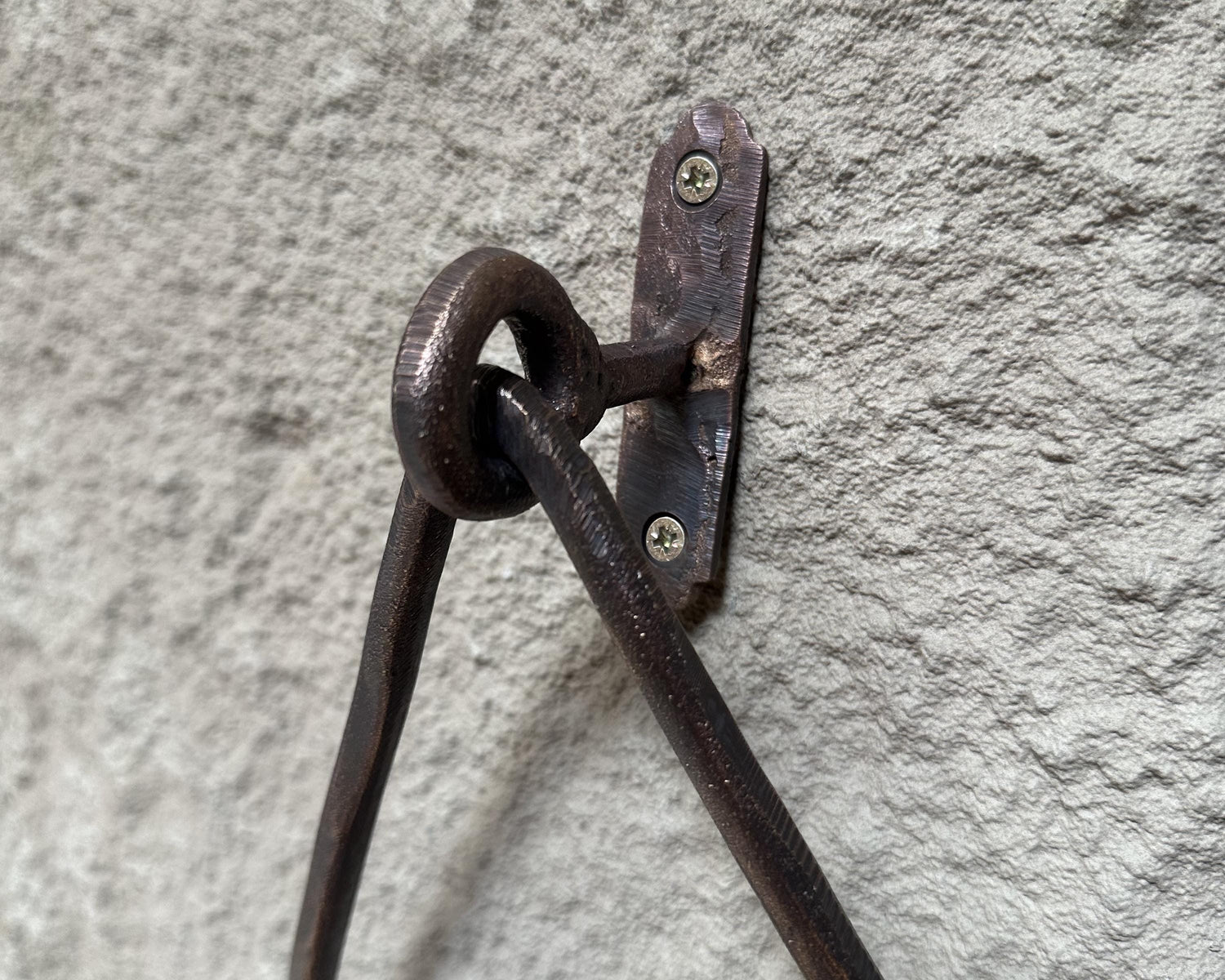 Aged Copper Towel Holder – Wall Mounted Triangle Ring