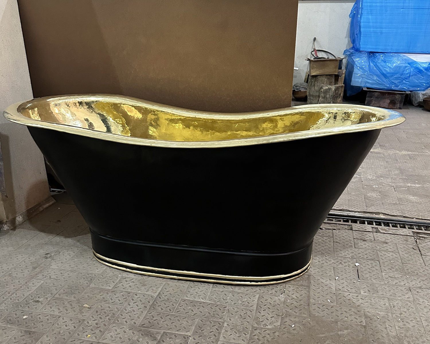 Freestanding Bathtub With Black Exterior, Outdoor Soaking Tub