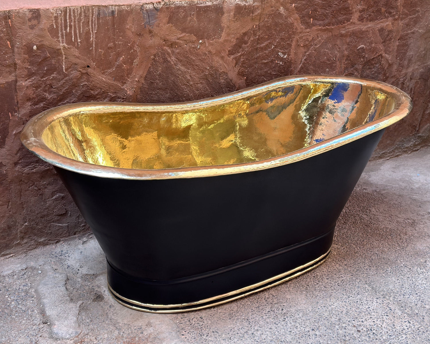 Freestanding Bathtub With Black Exterior, Outdoor Soaking Tub