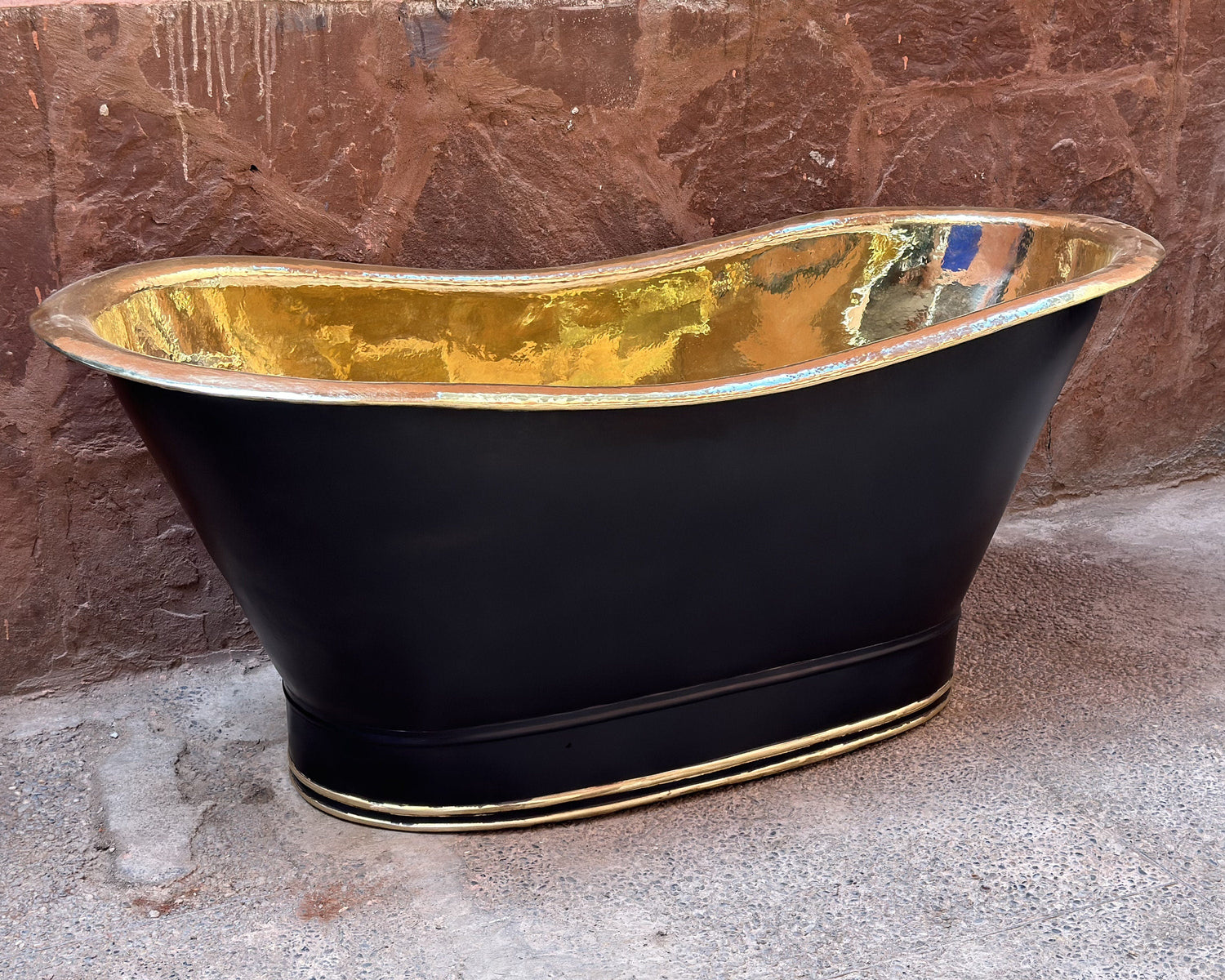 Freestanding Bathtub With Black Exterior, Outdoor Soaking Tub