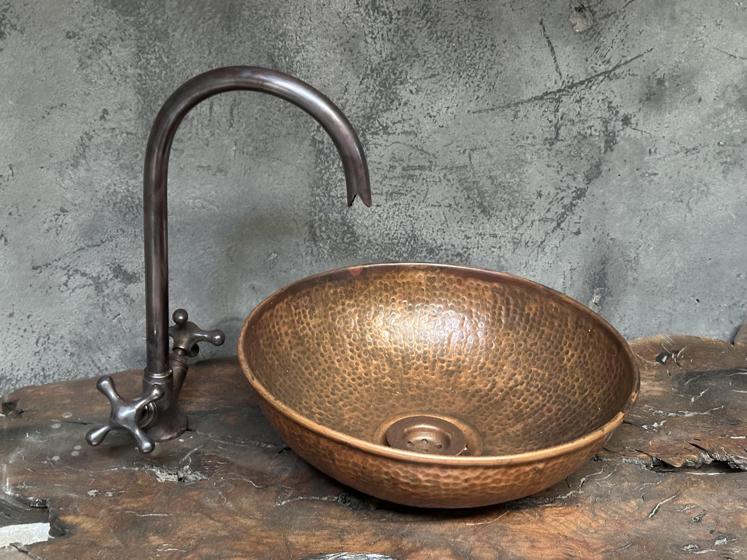 Rustic Hammered Copper Vessel Sink , Handcrafted Round Copper Sink Bathroom